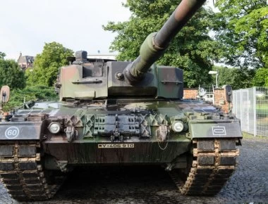 Leopard 2A4 του γερμανικού Στρατού συνθλίβει BMW σειρά 3 (βίντεο)